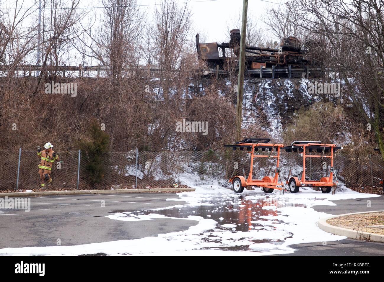 Bensalem, Pennsylvania, Stati Uniti d'America - Febbraio 7, 2019; schiuma antincendio rimane sulla superficie del terreno a seguito di una autocisterna incidente. Foto Stock