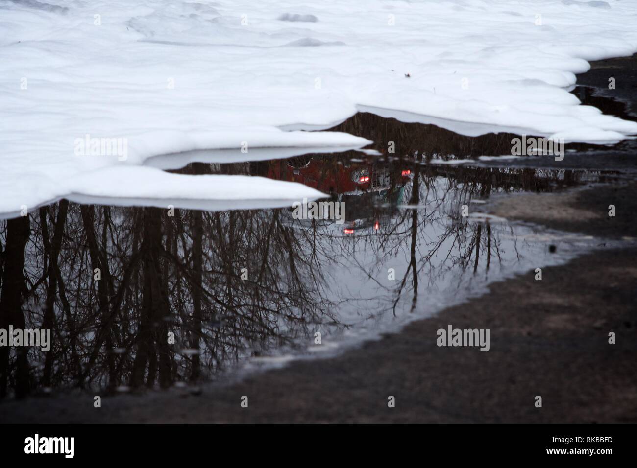 Bensalem, Pennsylvania, Stati Uniti d'America - Febbraio 7, 2019; schiuma antincendio rimane sulla superficie del terreno a seguito di una autocisterna incidente. Foto Stock