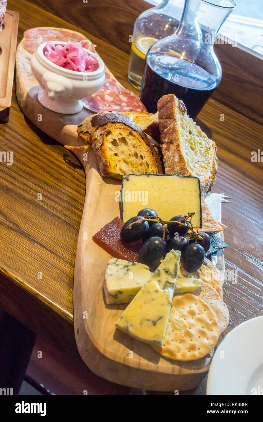 Il piatto di formaggi con selezione di pane, salsicce e vino rosso, Pig & Whistle bistro salumi, Beverley, East Riding, nello Yorkshire, Inghilterra Foto Stock