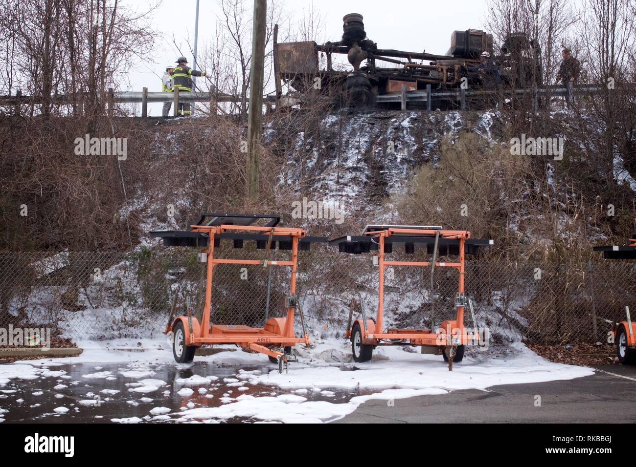 Bensalem, Pennsylvania, Stati Uniti d'America - Febbraio 7, 2019; schiuma antincendio rimane sulla superficie del terreno a seguito di una autocisterna incidente. Foto Stock