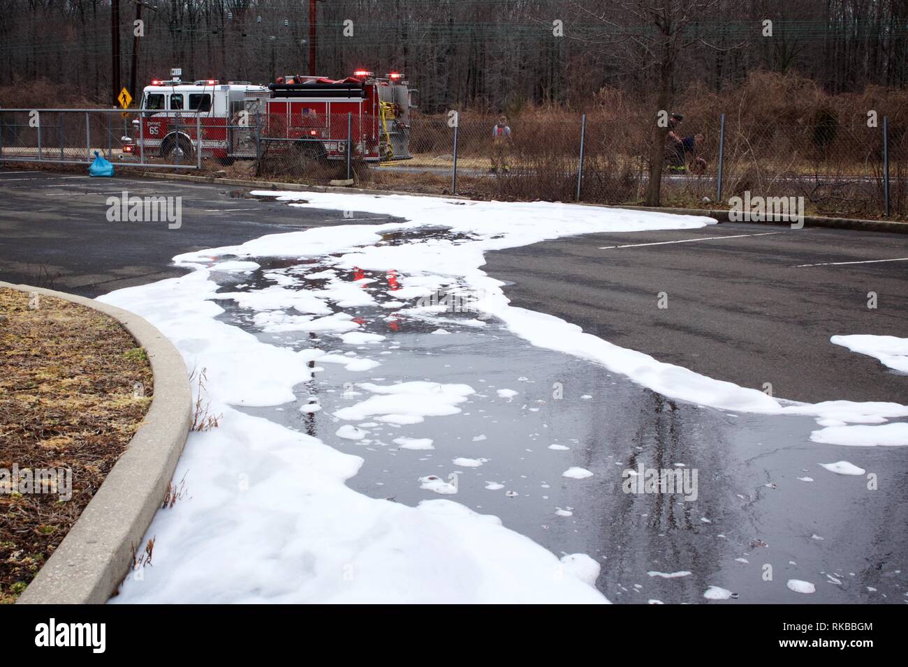 Bensalem, Pennsylvania, Stati Uniti d'America - Febbraio 7, 2019; schiuma antincendio rimane sulla superficie del terreno a seguito di una autocisterna incidente. Foto Stock