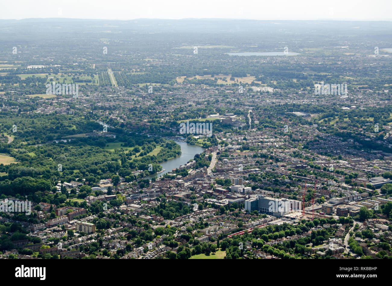 Vista aerea di Twickenham nel sud ovest di Londra con la curva del fiume Tamigi visto in un assolato pomeriggio di estate. Foto Stock