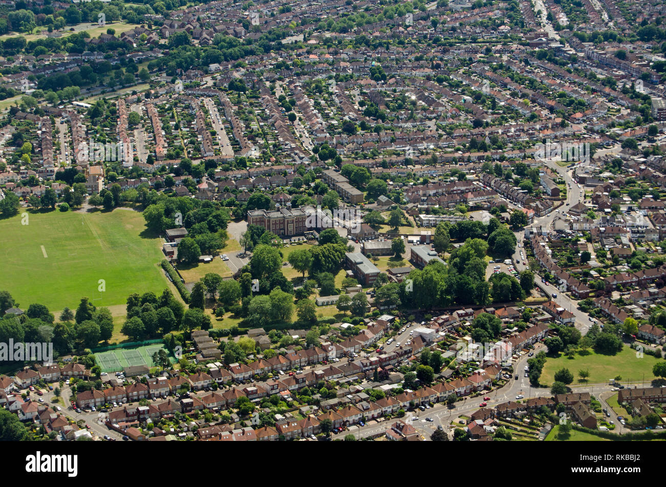 Vista aerea di Twickenham nel sud ovest di Londra con la storica Sala Kneller al centro dell'immagine. La residenza storica è la casa del Royal M Foto Stock