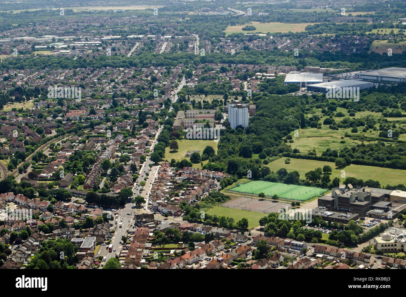 Vista aerea di Hounslow a ovest di Londra in un assolato pomeriggio di estate. Hounslow Heath è sul lato destro. Foto Stock
