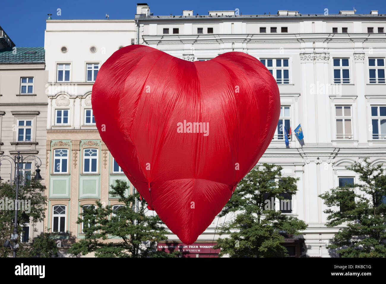 A forma di cuore rosso grande palloncino in città Foto Stock
