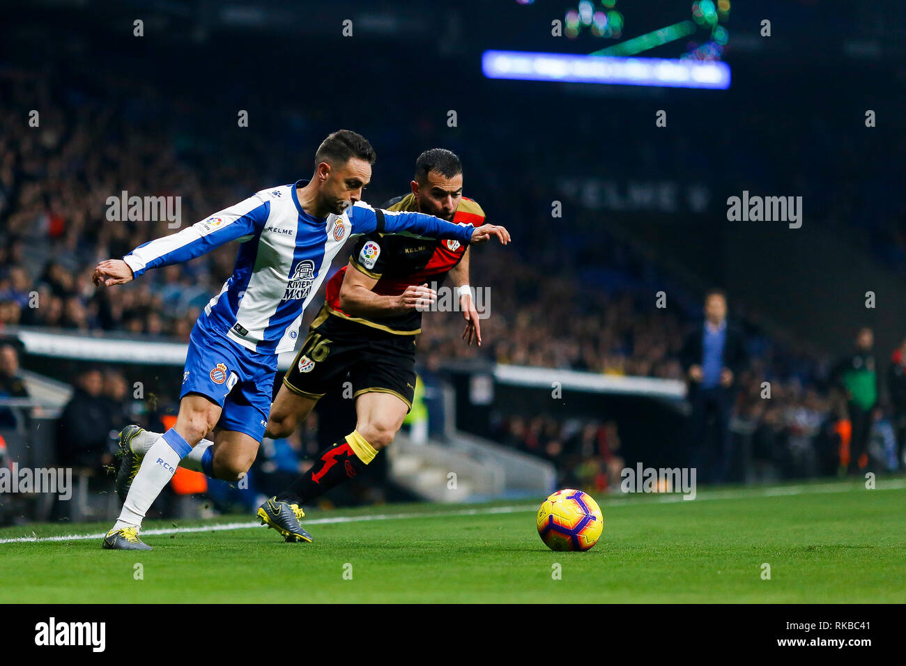 Sergio Garcia del RCD Espanyol passa la palla durante La Liga match tra RCD Espanyol e Rayo Vallecano a RCDE Stadium di Barcellona. Punteggio finale: RCD Espanyol 2 - 1 Rayo Vallecano. Foto Stock