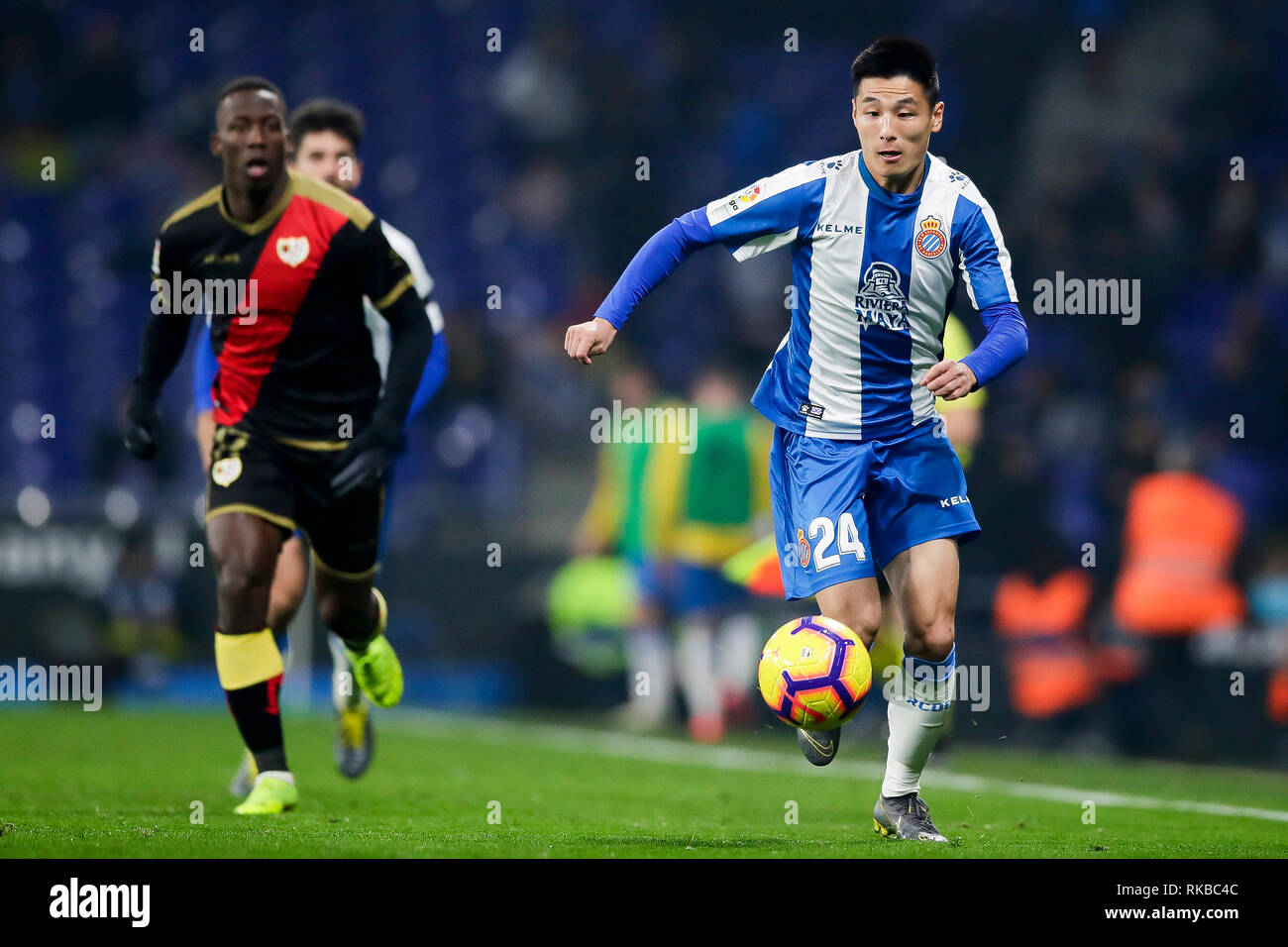 Wu Lei del RCD Espanyol controlla la sfera durante La Liga match tra RCD Espanyol e Rayo Vallecano a RCDE Stadium di Barcellona. Punteggio finale: RCD Espanyol 2 - 1 Rayo Vallecano. Foto Stock