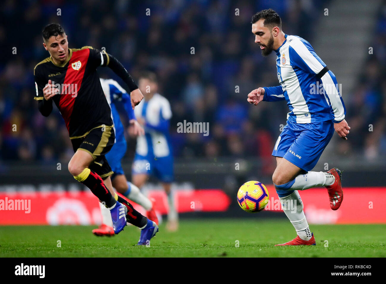 Borja Iglesias del RCD Espanyol controlla la sfera durante La Liga match tra RCD Espanyol e Rayo Vallecano a RCDE Stadium di Barcellona. Punteggio finale: RCD Espanyol 2 - 1 Rayo Vallecano. Foto Stock