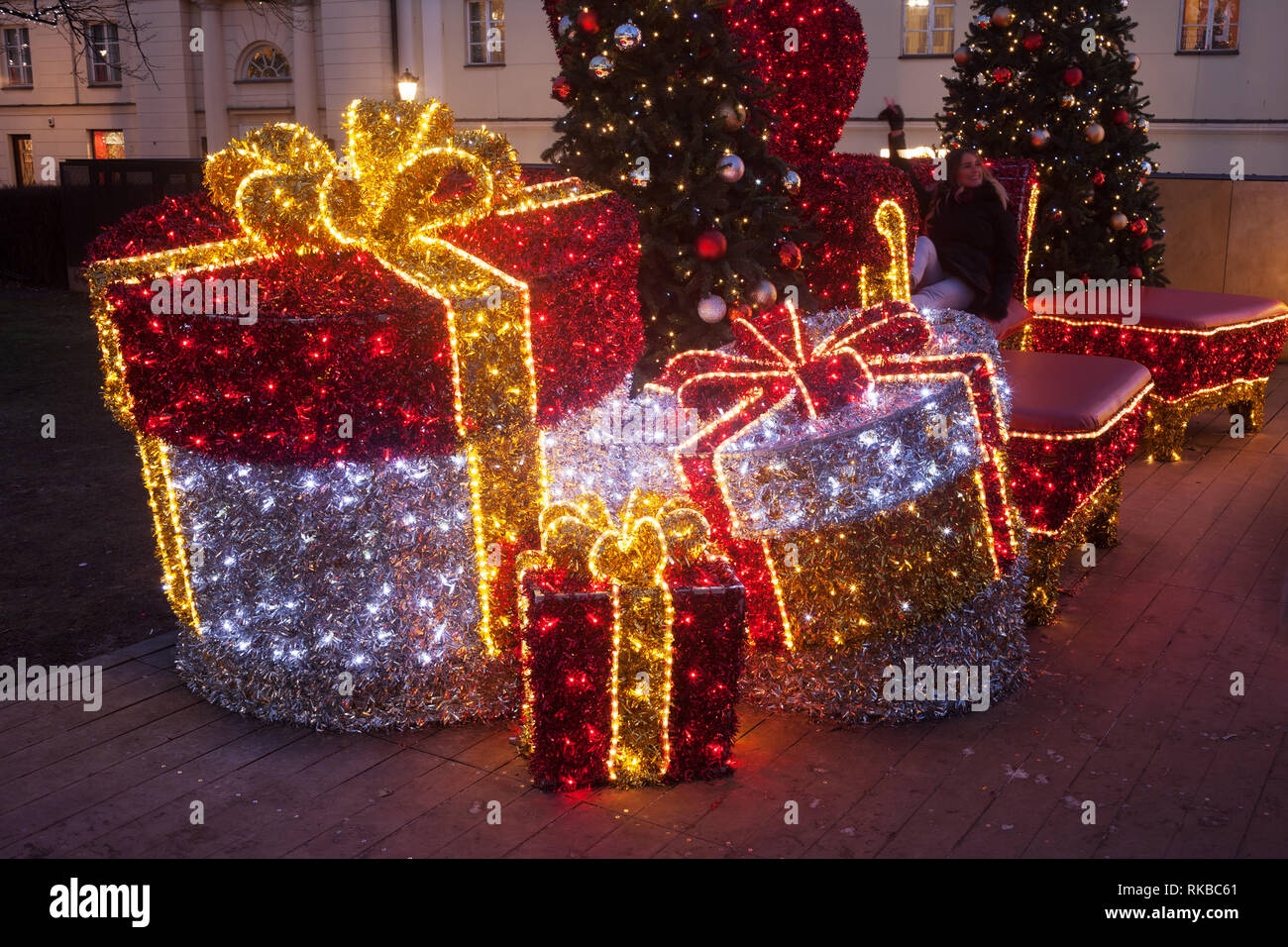 Regali di natale, presenta con luci led di illuminazione notturna, outdoor decorazione di vacanza nella città di Varsavia, Polonia. Foto Stock