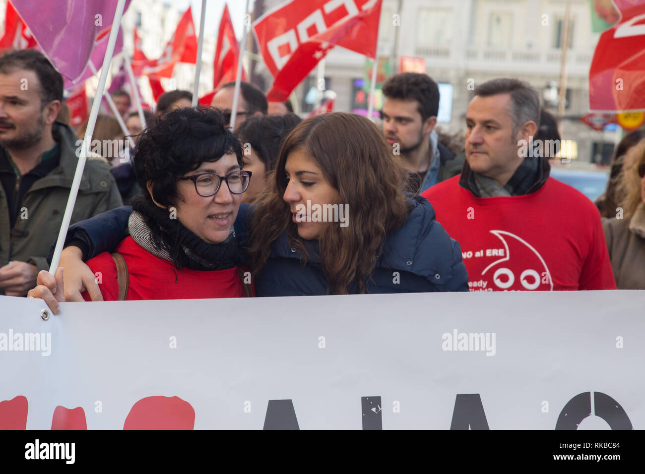 Carla de Nicolás, consigliere di Rivas ascolta uno di quelli colpiti da licenziamenti di massa. Centinaia di persone colpite dai licenziamenti nella società Vodafone causato dalla Direzione generale per l'occupazione whch conduce a una manifestazione di protesta a Madrid contro la riduzione di personale e i licenziamenti. Foto Stock