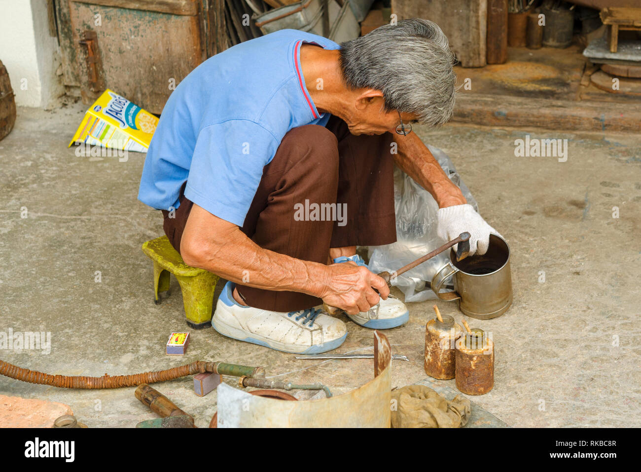 Pentola di metallo in una fase di stallo della concubina lane nella città vecchia di Ipoh, Perak, Malaysia Foto Stock