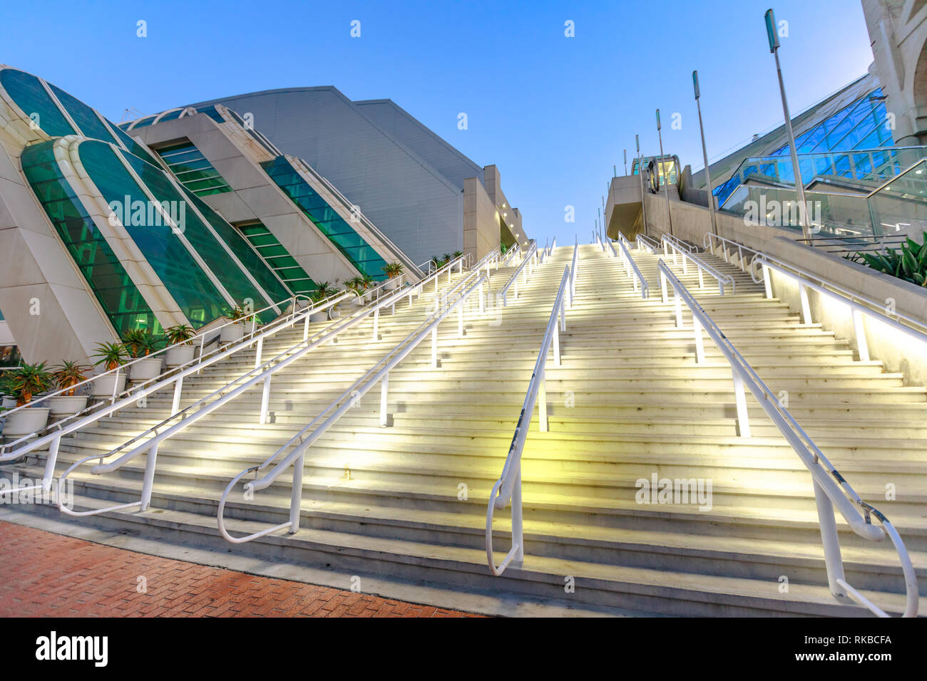 Vista prospettica della scala di San Diego Convention Center al crepuscolo si trova nel porticciolo vicino quartiere Gaslamp Quarter. San Diego Downtown, Califonia Foto Stock