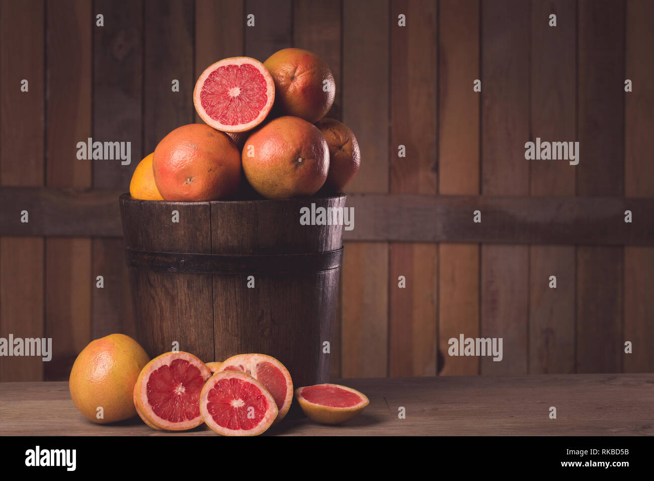 Cestello di pompelmo ancora vita su sfondo di legno Foto Stock