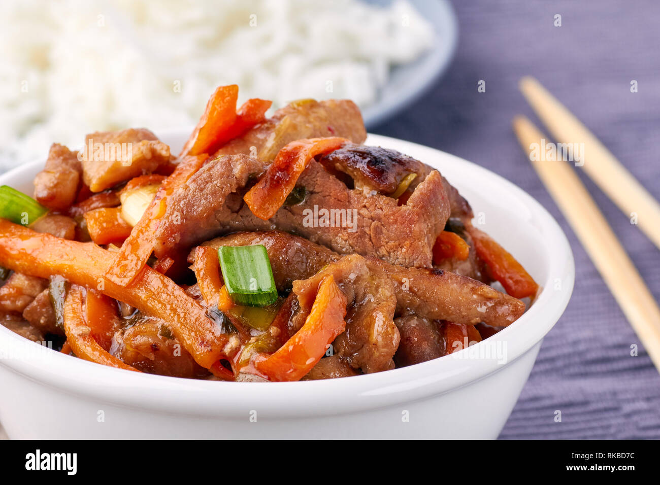 Cinese classico dolce e aspro di maiale alla vaschetta di colore bianco Foto Stock