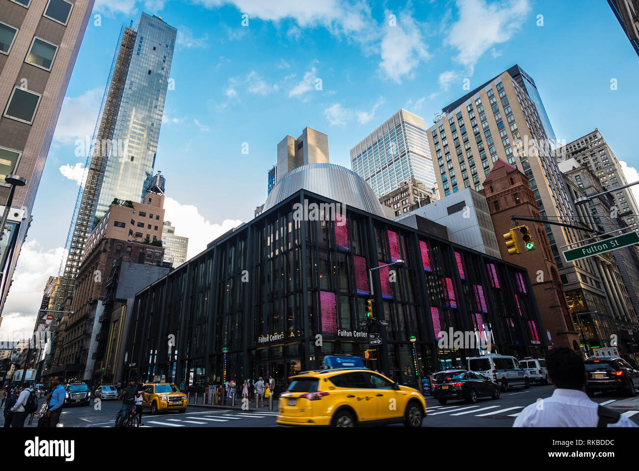 La città di New York, Stati Uniti d'America - 27 Luglio 2018: facciata di Fulton Center, centro di transito e complesso retail, con le persone intorno e traffico in Broadway, Manhattan Foto Stock