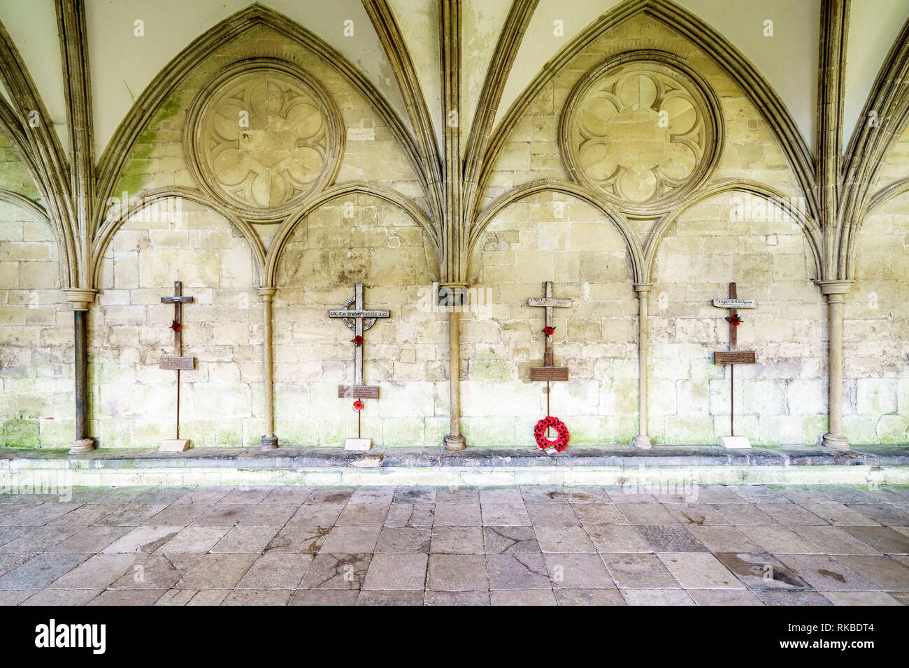Riga della vecchia guerra in legno marcatori grave montato sul display nella Cattedrale di Salisbury chiostri Foto Stock