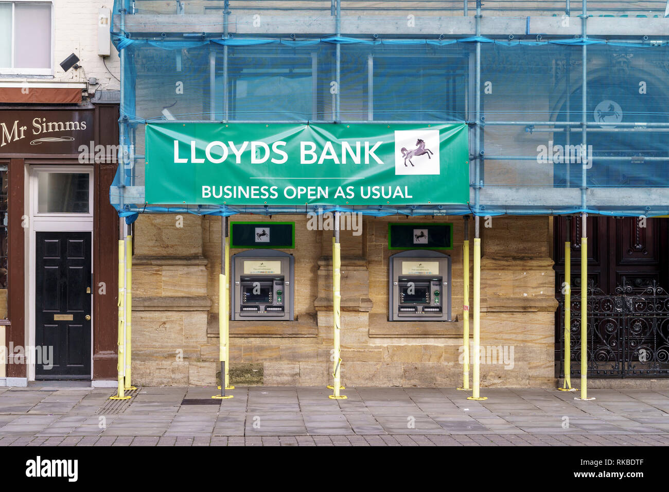 Rinnovo di un ramo di Lloyds Bank con banner e ATM Bancomat Foto Stock