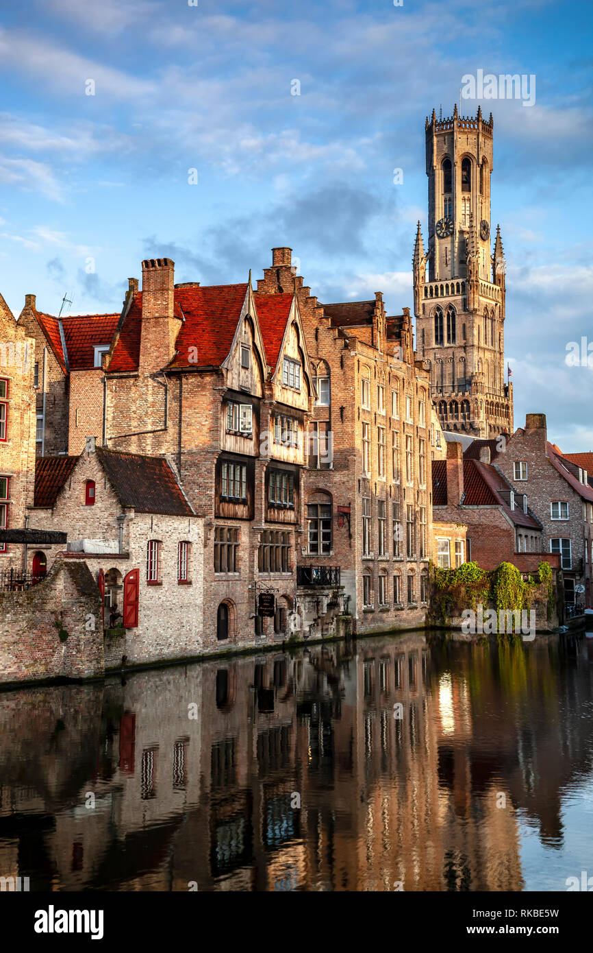 La torre campanaria Belfort), case e canal, Bruges, Belgio Foto Stock