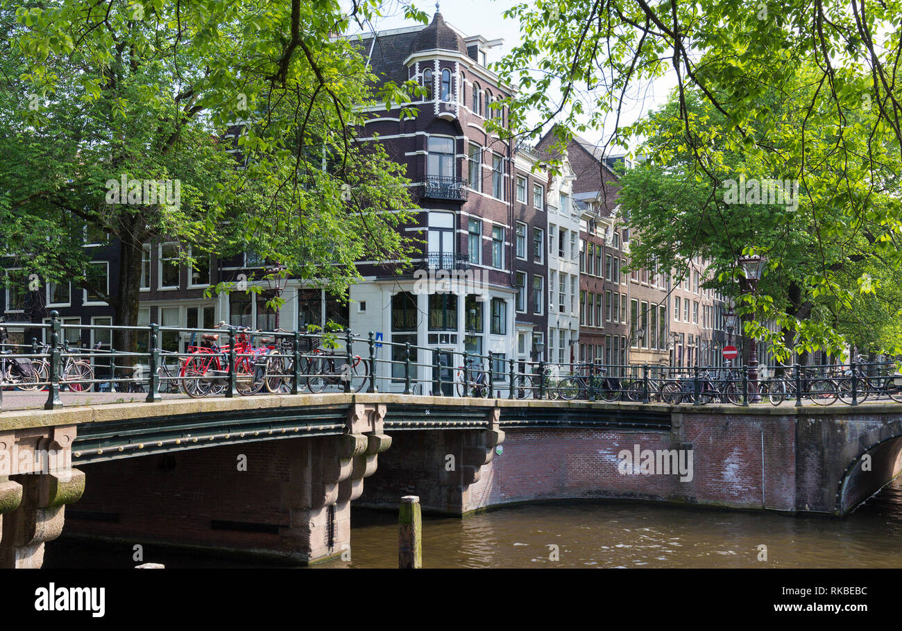 Bella vista dei canali di Amsterdam con il ponte e il tipico olandese case. Holland Foto Stock