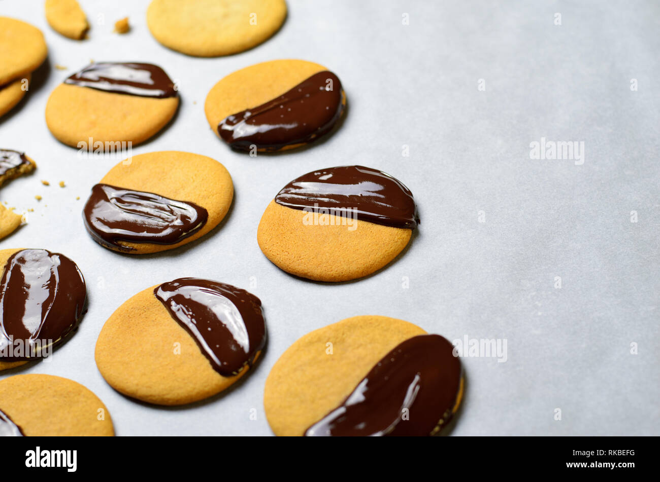I Biscotti Con La Glassa Di Cioccolato Pane Appena Sfornato Biscotti Fatti In Casa Vista Dall Alto Foto Stock Alamy