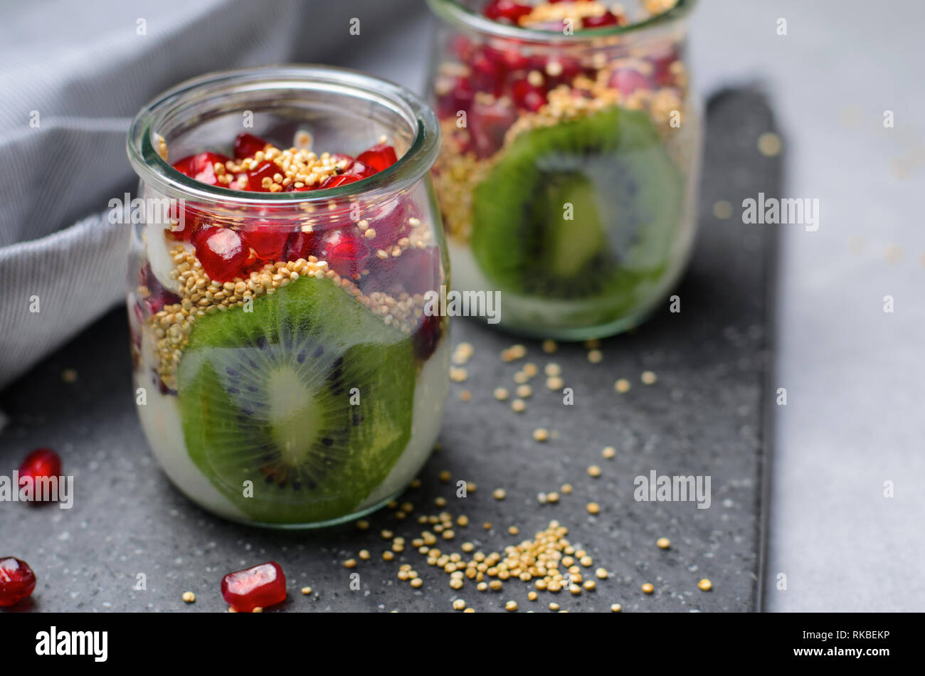 Parfait di yogurt con Quinoa soffiato, kiwi e i semi di melograno, Dessert sano Foto Stock