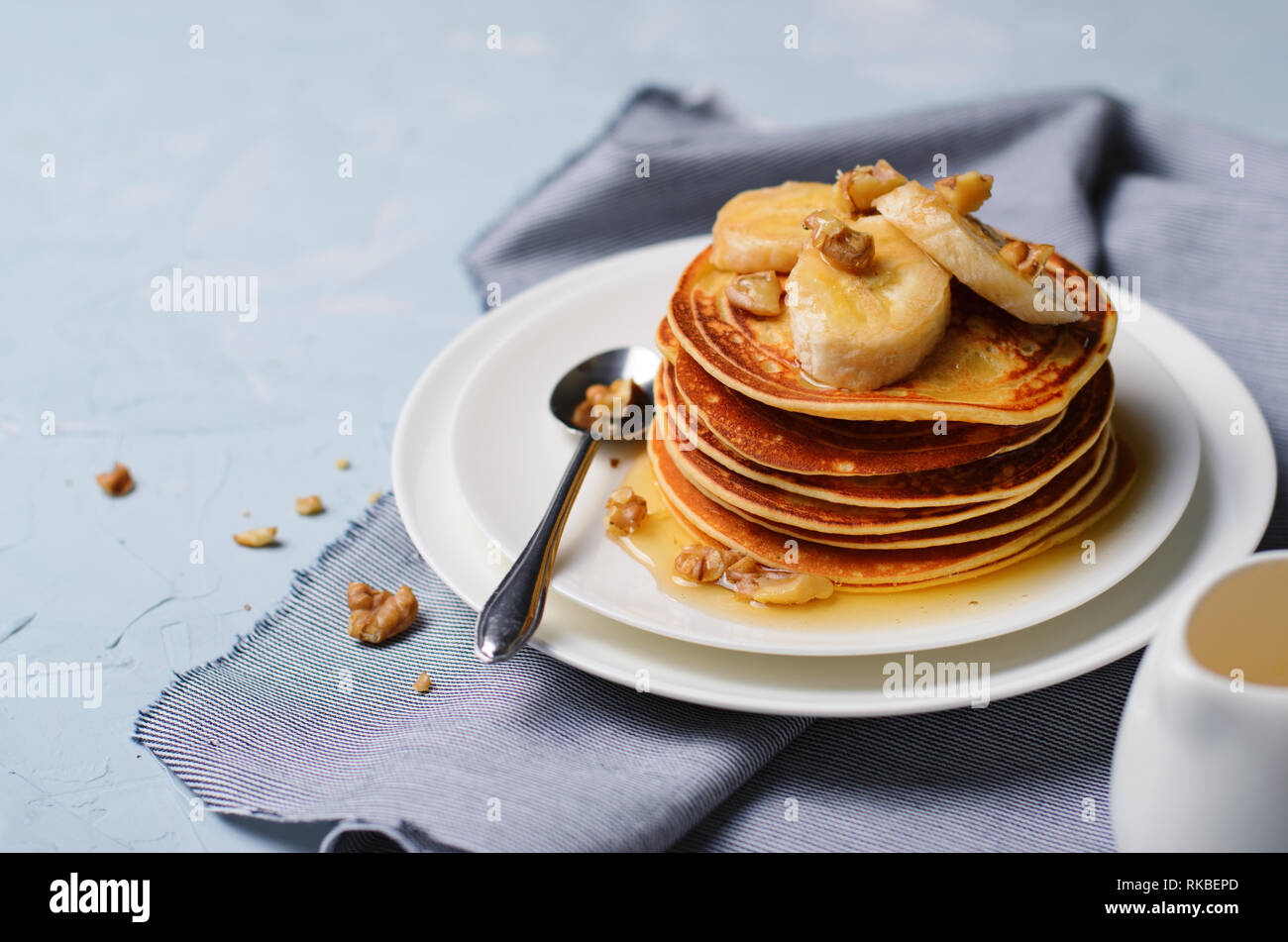 Pila di Pancake fatti in casa con banana, noci e miele, senza Glutine di crusca di avena Pancakes e sana prima colazione Foto Stock