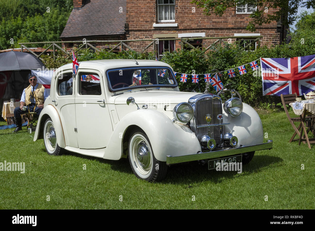 Un Alvis classico auto sul display a 1940 fine settimana presso il Black Country Living Museum di Dudley, West Midlands, England, Regno Unito Foto Stock