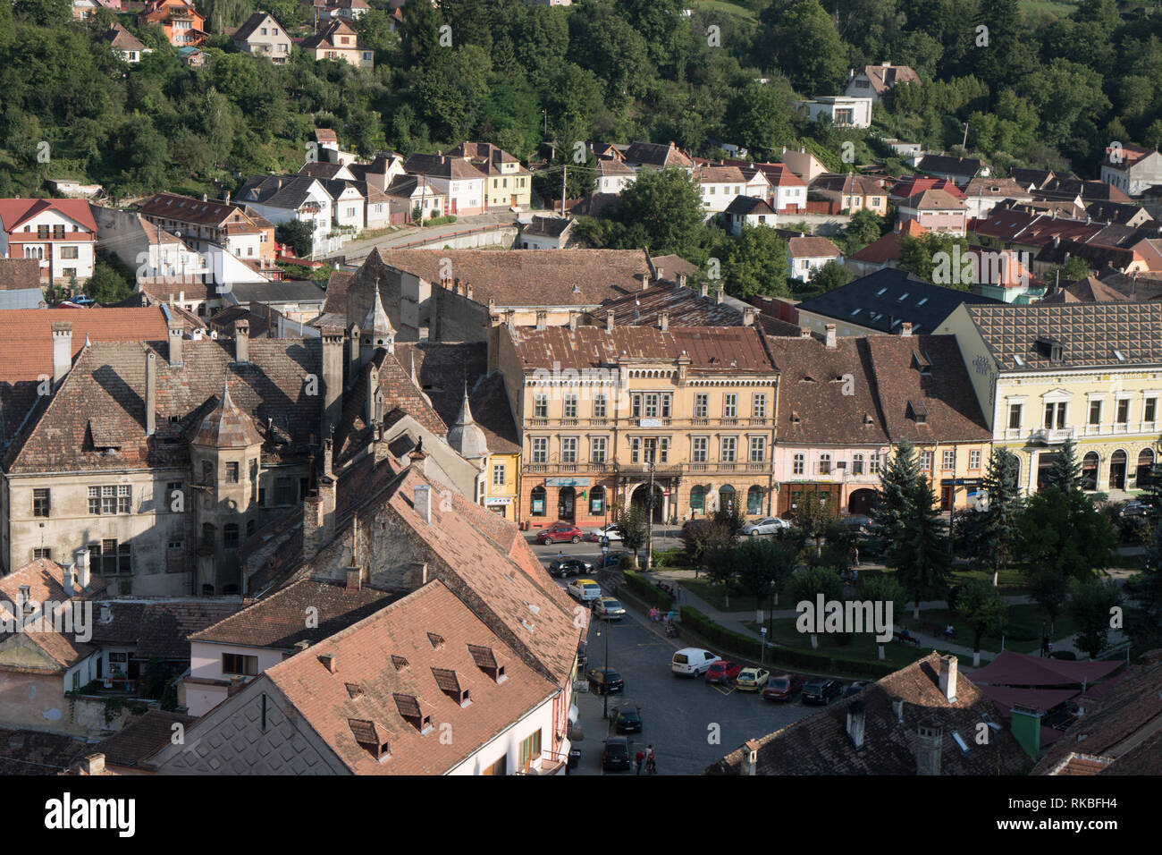 Vista sui tetti medievali del centro storico Sighisoara Romania. Foto Stock