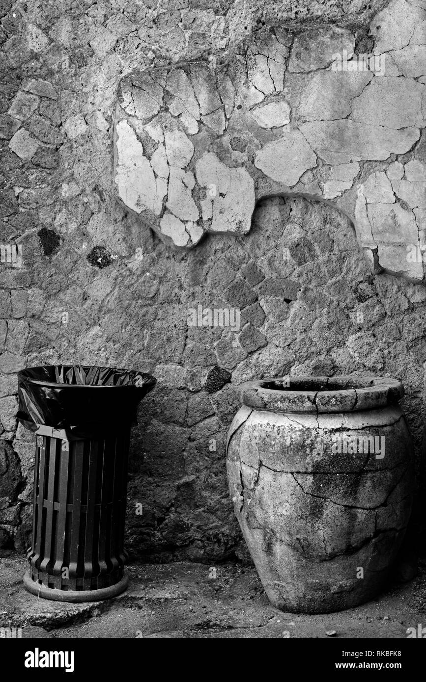 Ercolano, Italia. Bidone dei rifiuti vicino al vaso antico Foto Stock