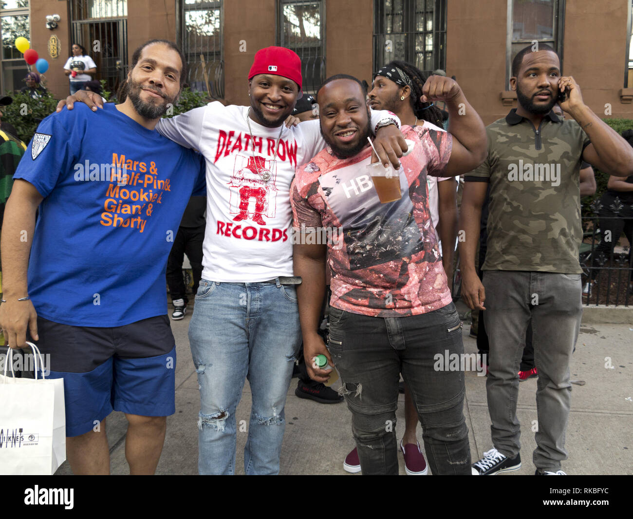 Amici a Spike Lee 9 blocco annuale Pary in Bedford Stuyvesant sezione di Brooklyn, NY, Aug.26, 2017. Foto Stock