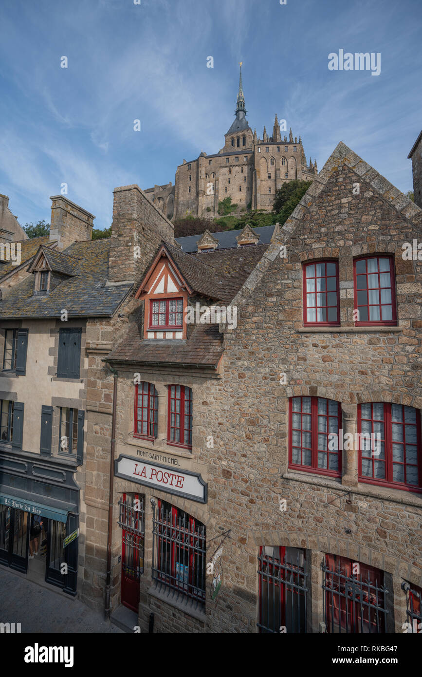 Il borgo medioevale di edifici sul Mont St Michel, con l'abbazia in background. Foto Stock