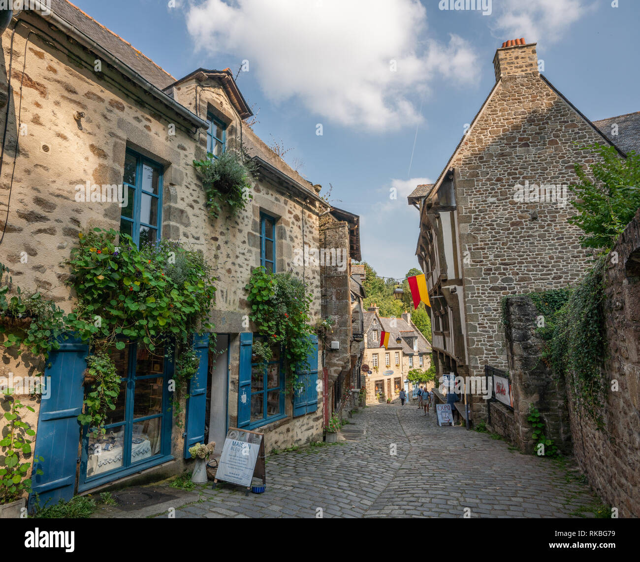 Medievale pittoreschi edifici di pietra nel centro storico Dinan, Francia. Foto Stock