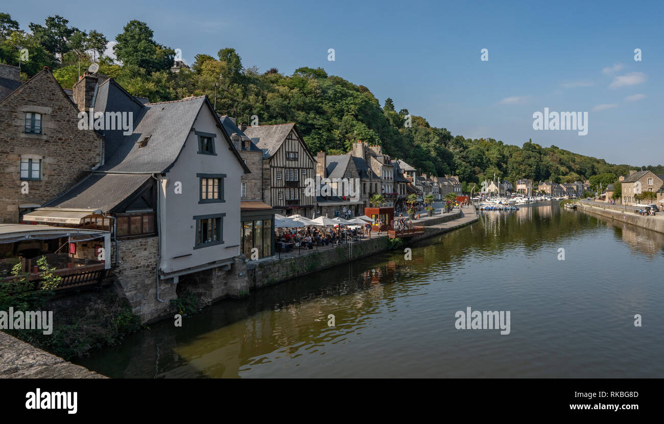 Il pittoresco porto di Dinan vista fiume al tramonto. Foto Stock