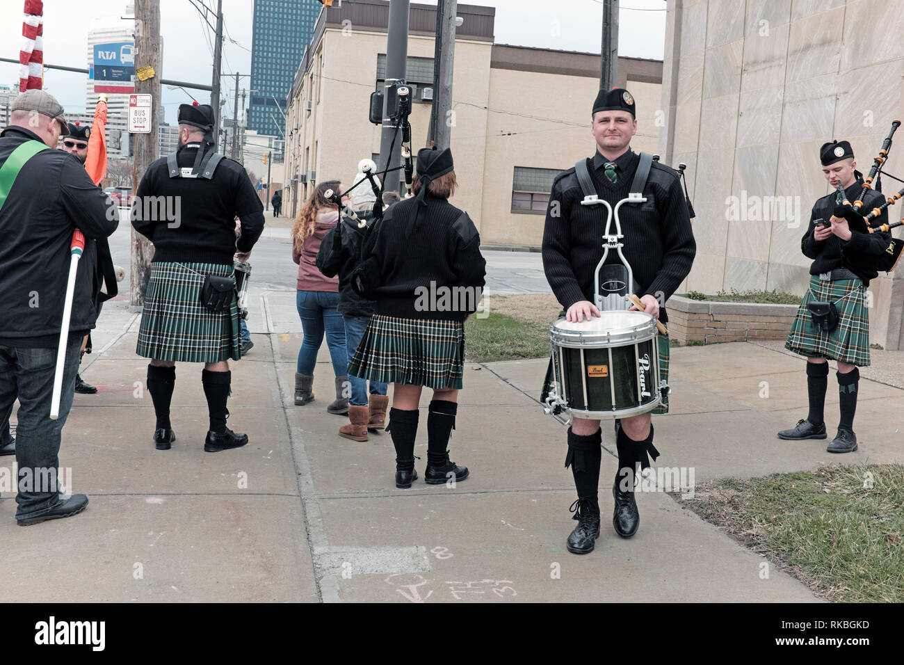La band irlandese in kilt si riscalda prima di partecipare alla St. Patrick's Day Parade del 2017 nel centro di Cleveland, Ohio, USA. Foto Stock