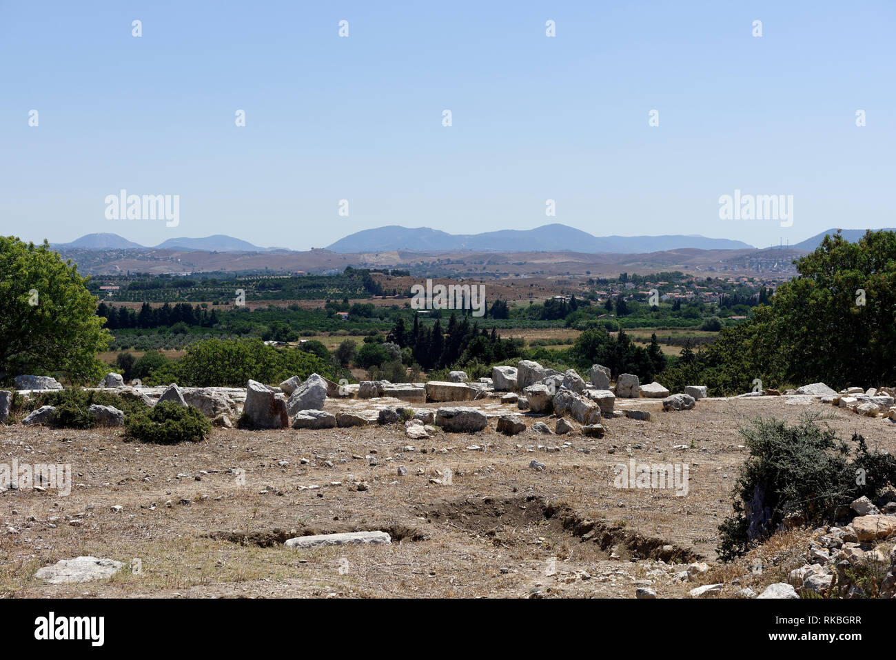 Vista sull'acropoli con le rovine dell'altare per il tempio adiacente, antica città greca di TEOS, Sigacik, Turchia. Il tempio arcaico era probabilmente de Foto Stock