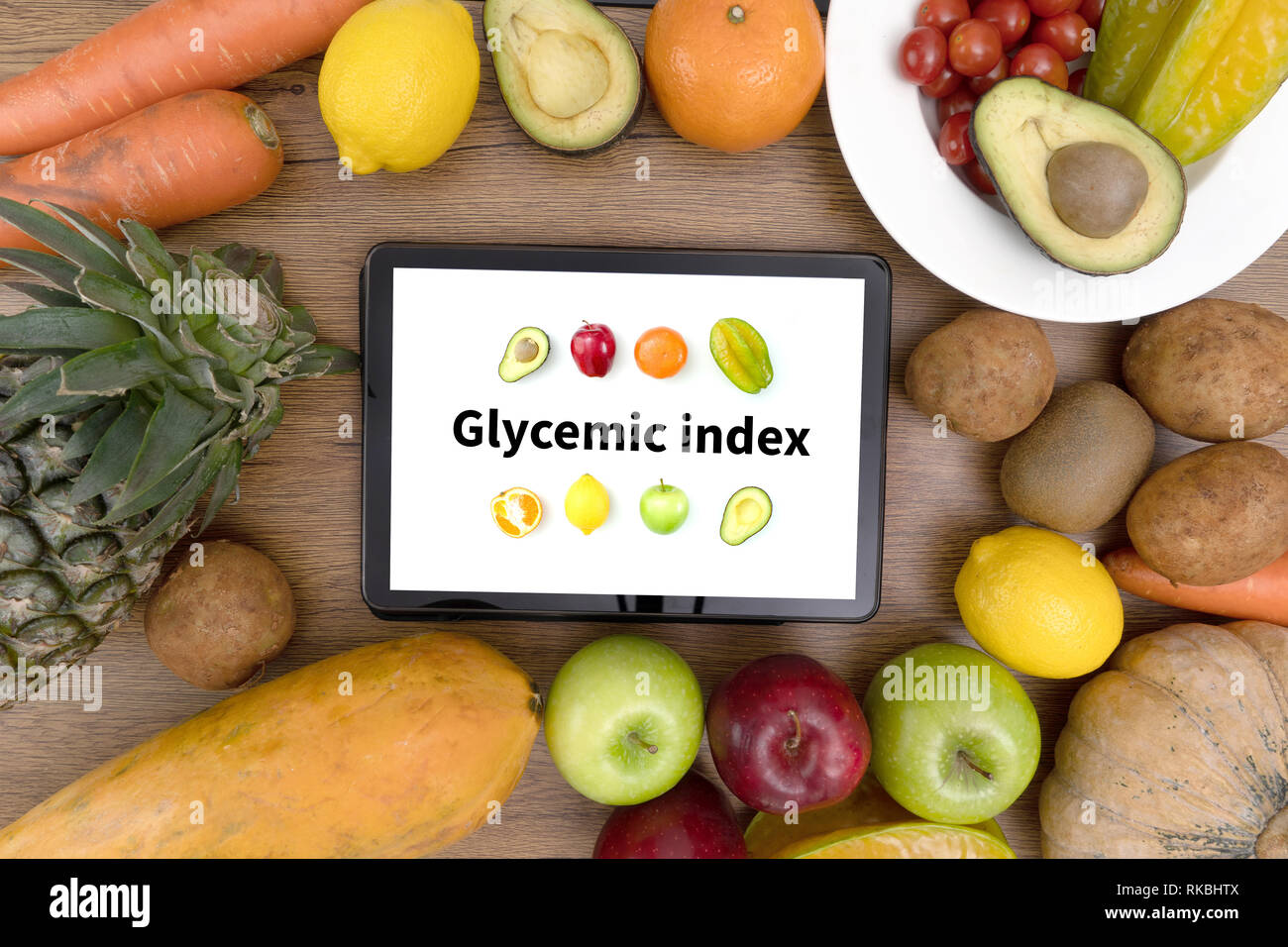 Indice Glicemico Fitness e perdita di peso concetto, manubri, bianco scala, frutta e nastro di misurazione su un tavolo di legno, vista dall'alto Foto Stock