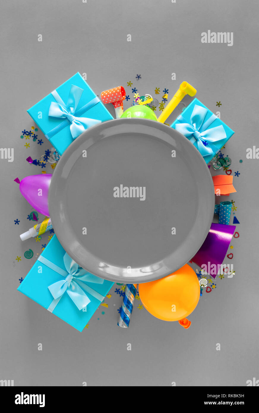Celebrazione il cibo o il concetto di menu piastra vuota con Party decorazione su sfondo grigio Foto Stock