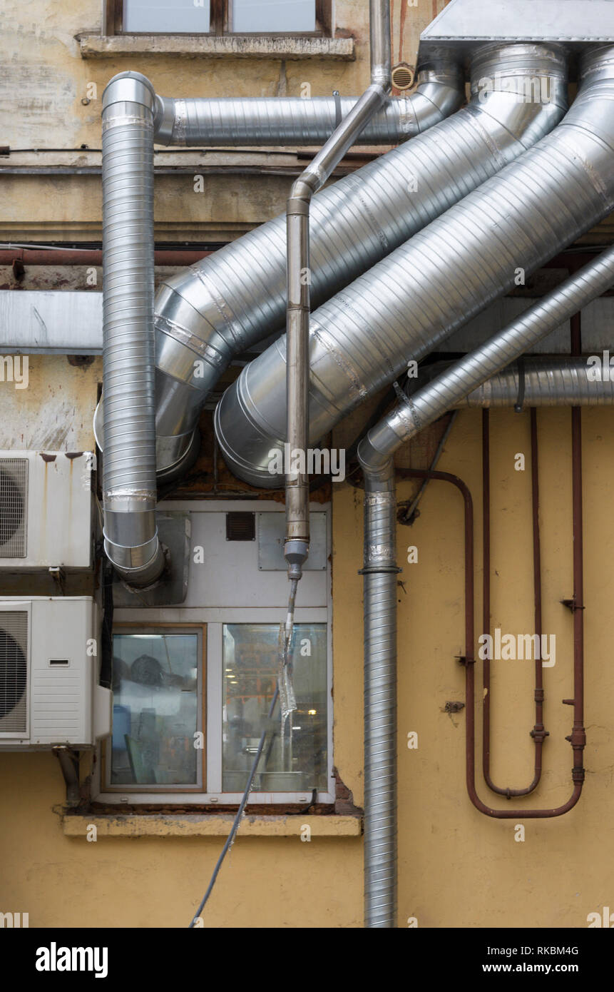 Impianto di climatizzazione e ventilazione al di sopra della finestra del vecchio muro di casa Foto Stock