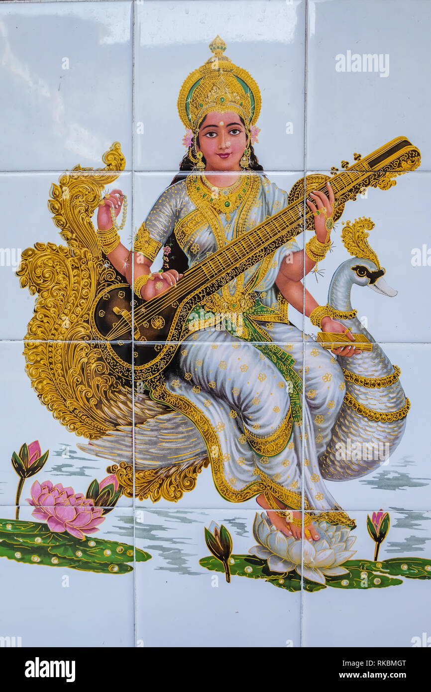 Quattro armate dea femminile giocando sitar, dipinta su piastrelle Al Maha Sri Mariamman Temple, Kuala Lumpur, Malesia Foto Stock