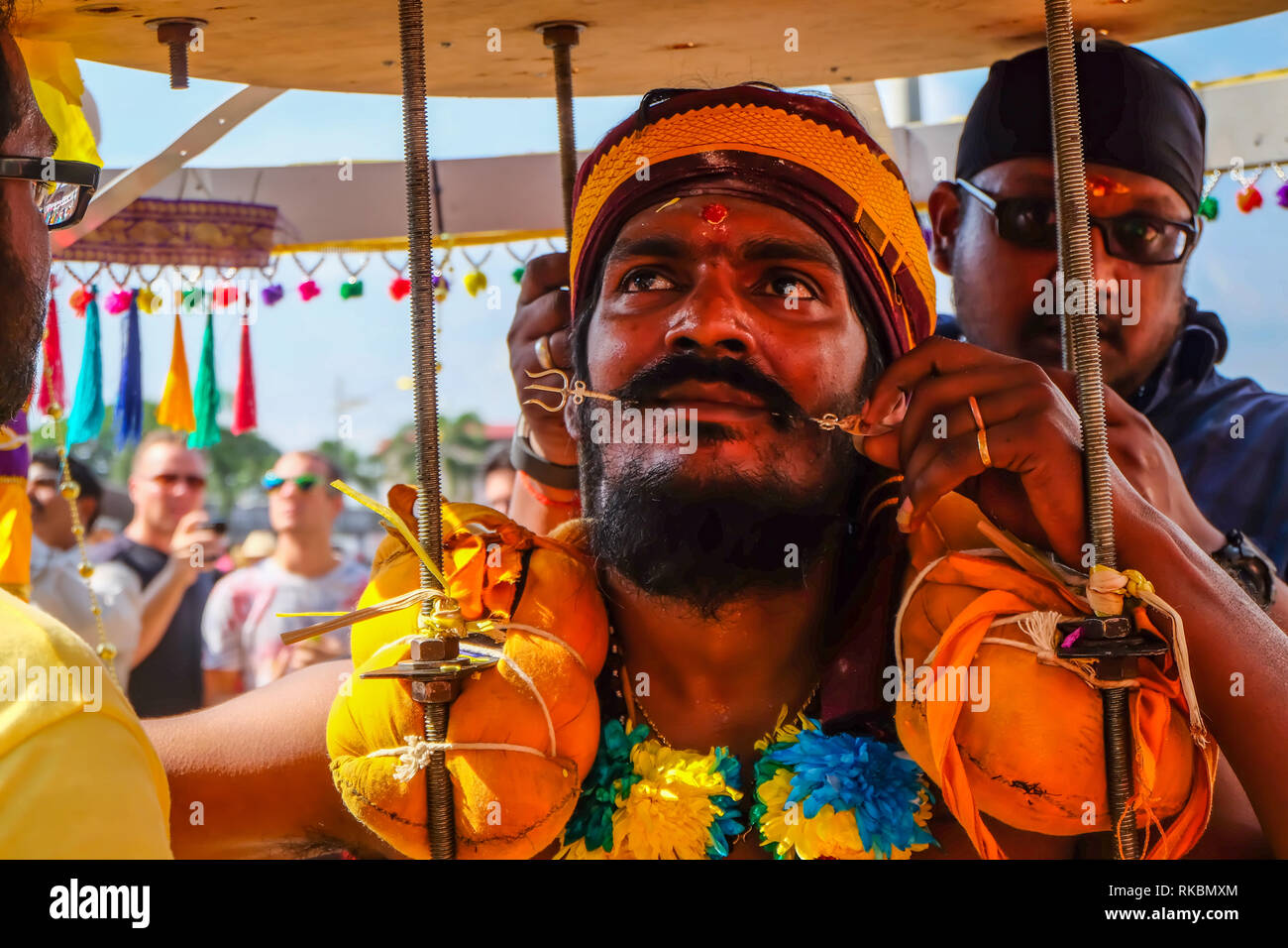 Grotte Batu, Kuala Lumpur, Malesia - 9 febbraio 2017. Dettaglio di kavadi portante in ingresso alla Grotte Batu durante il Festival di Thaipusam. Foto Stock