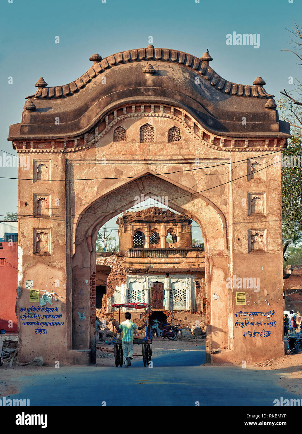 Ingresso principale e gate centrale a Orchha città. Lo stile di vita quotidiano in area rurale India centrale. Foto Stock