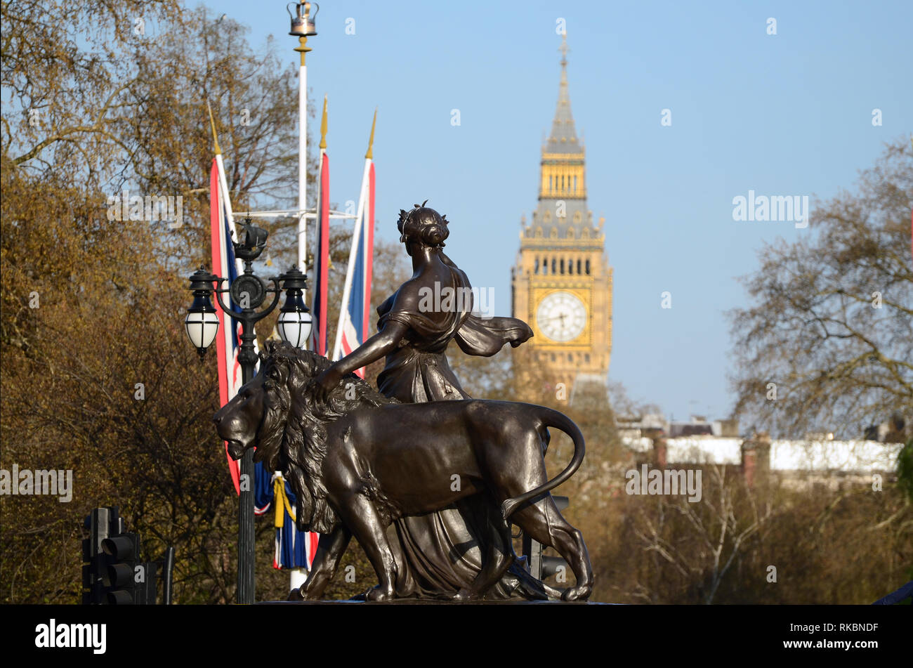 Street View di statua con il Big Ben tower in background. Londra. Regno Unito Foto Stock