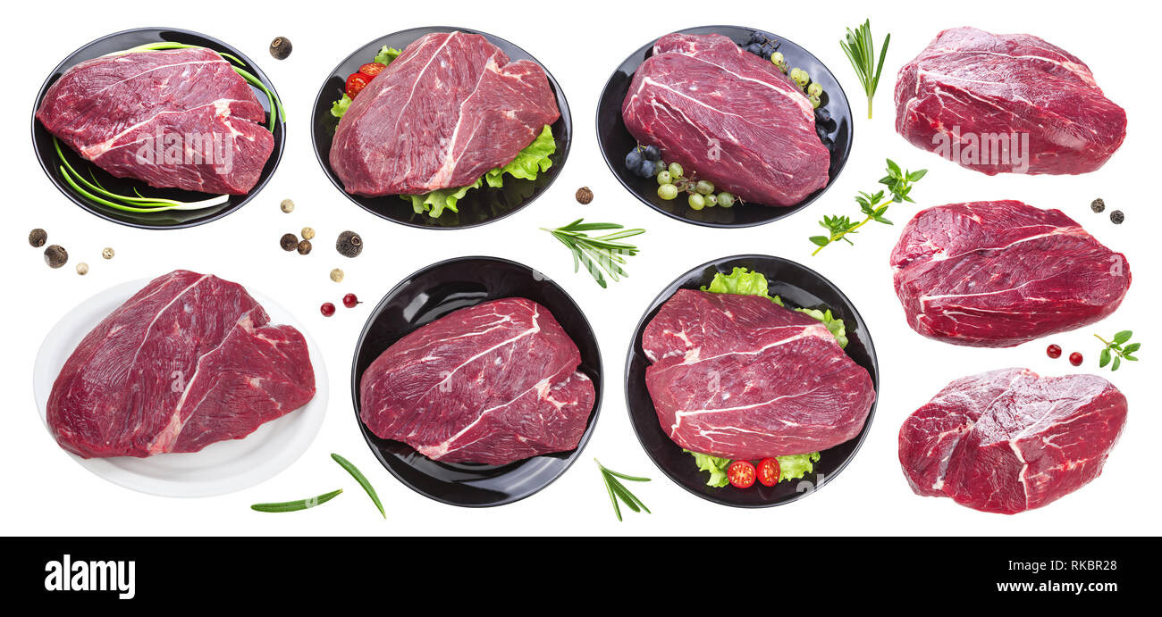 Pezzo di carne di manzo crudo sulla piastra nera isolati su sfondo bianco, collezione con erbe e spezie Foto Stock