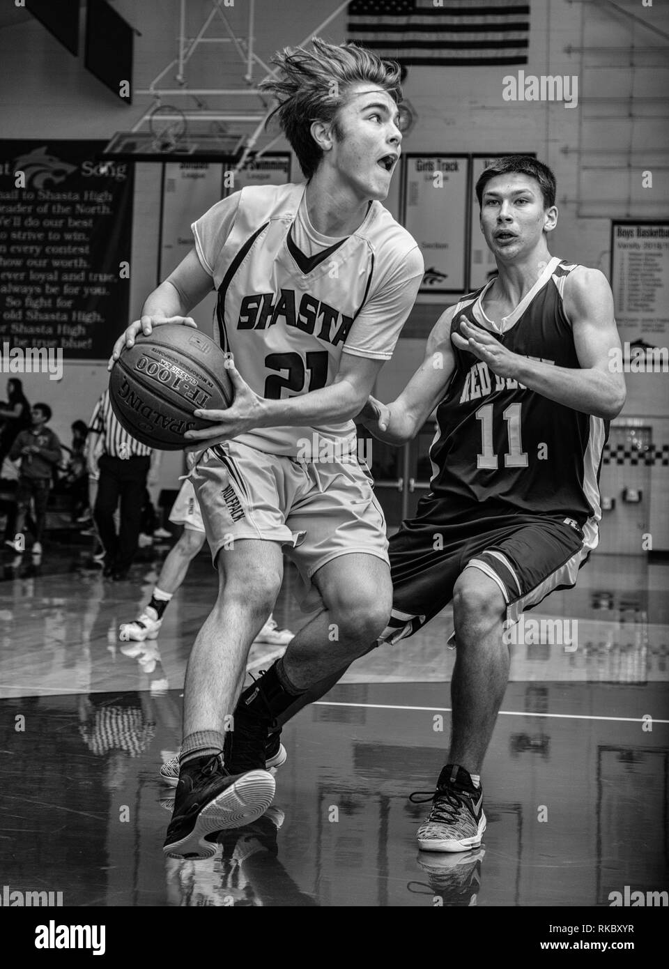 Azione di pallacanestro con Red Bluff vs. Shasta Junior gamma di Redding, California. Foto Stock