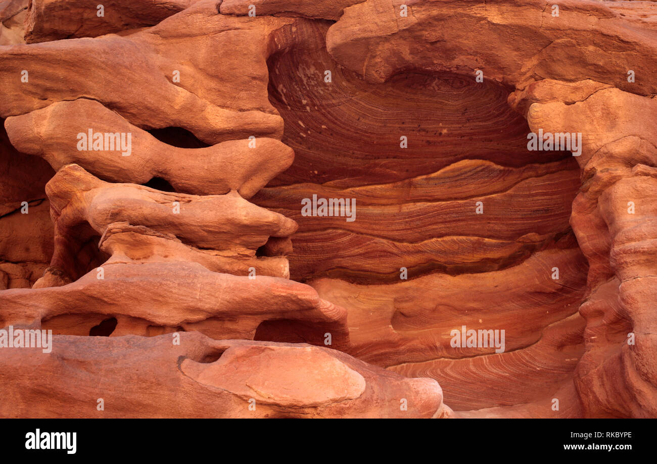 Penisola del Sinai formazioni rocciose in Egitto il Canyon Colorato, scolpito in pietra arenaria calcarea e molto tempo fa dal Mare Rosso. (Foto/Hasan Jamali Foto Stock