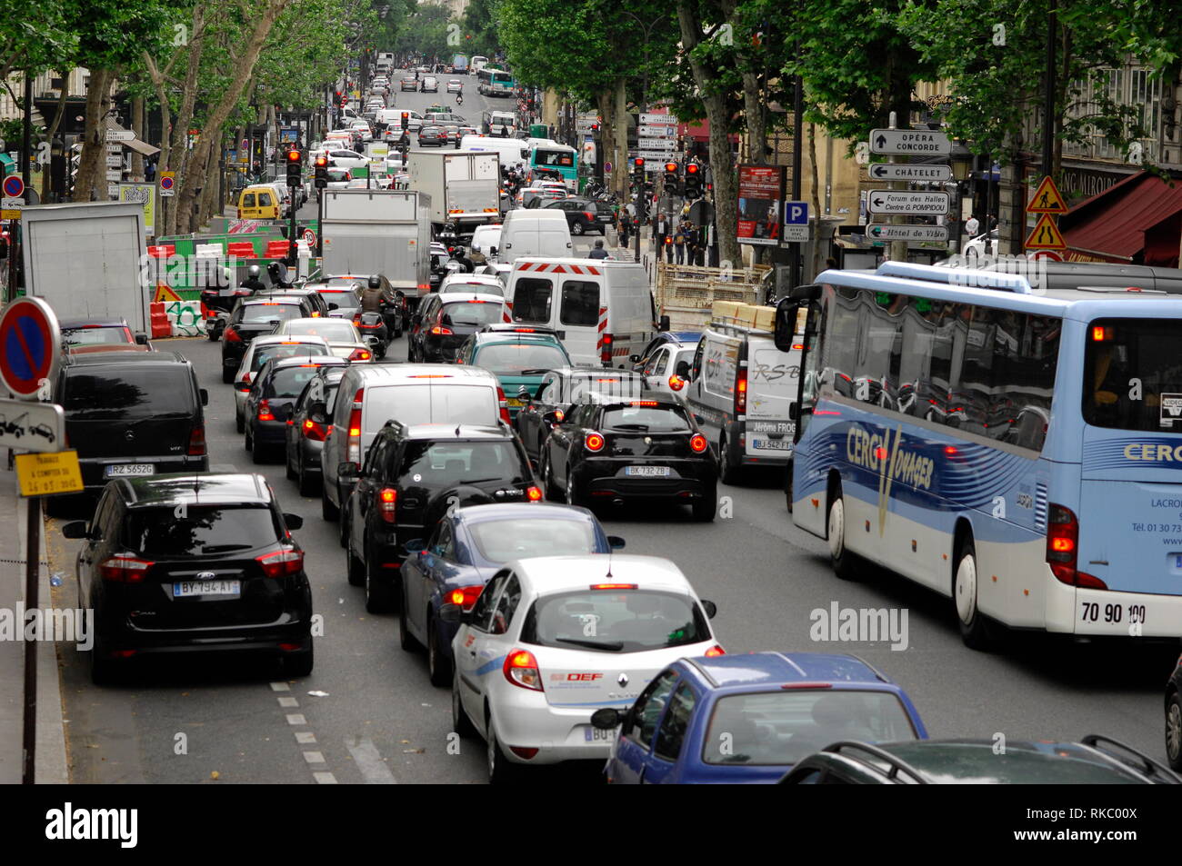 AJAXNETPHOTO. Parigi, Francia, Parigi. - Il traffico della città - su Blvd. SAINT-MARTIN. Foto:JONATHAN EASTLAND/AJAX REF:D121506 2597 Foto Stock