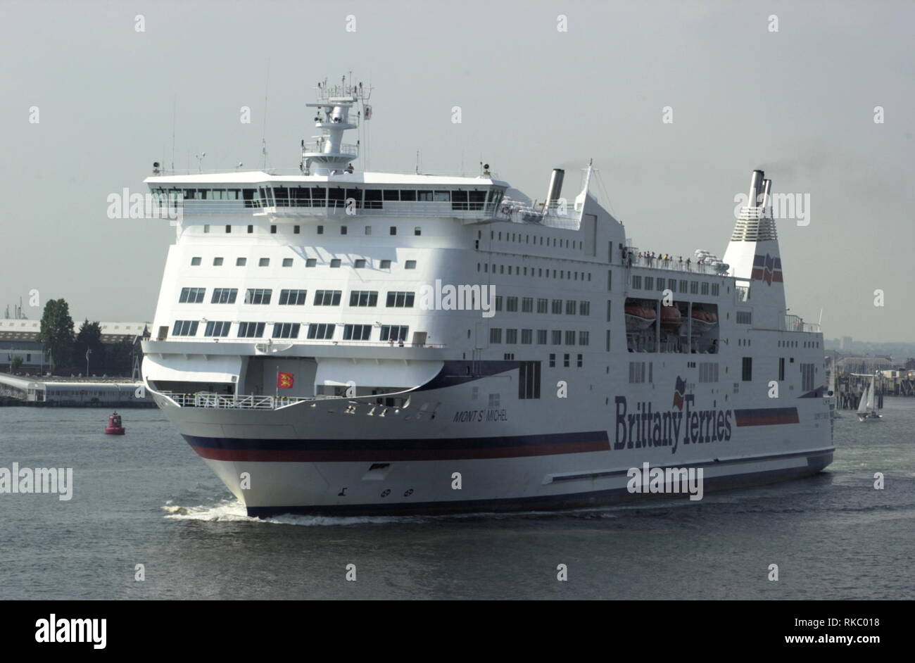 AJAXNETPHOTO. Maggio, 2004. PORTSMOUTH, Inghilterra. - BRITTANY FERRIES Cross Channel e auto per i passeggeri dei traghetti nel porto di MONT ST. MICHEL LEGATO ALL'ESTERNO. Foto:JONATHAN EASTLAND/AJAX REF:D41705 258 Foto Stock