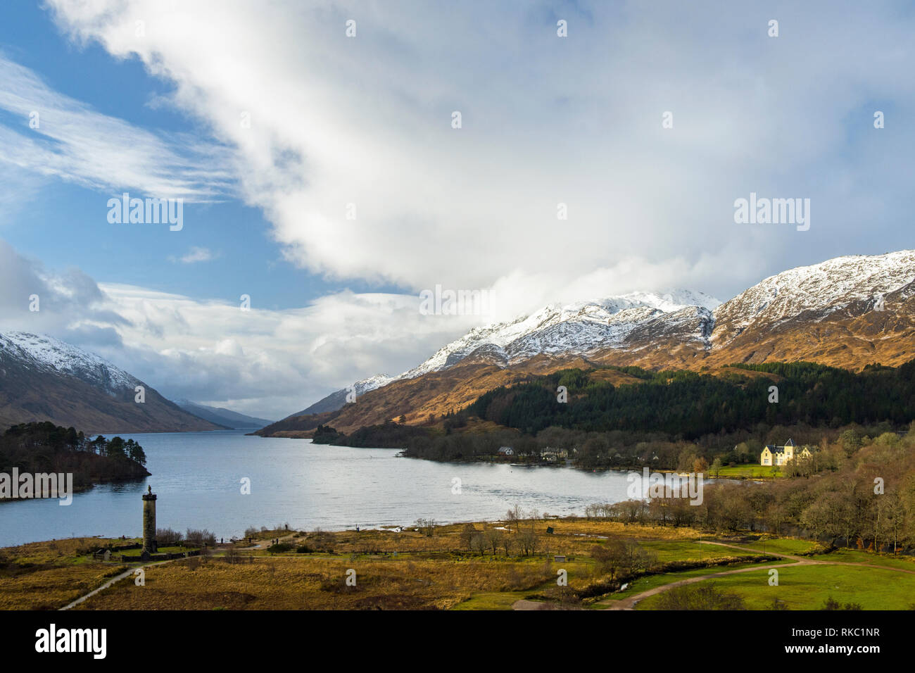Guardando verso il basso sul Loch Shiel e il memoriale giacobita nelle Highlands scozzesi Foto Stock