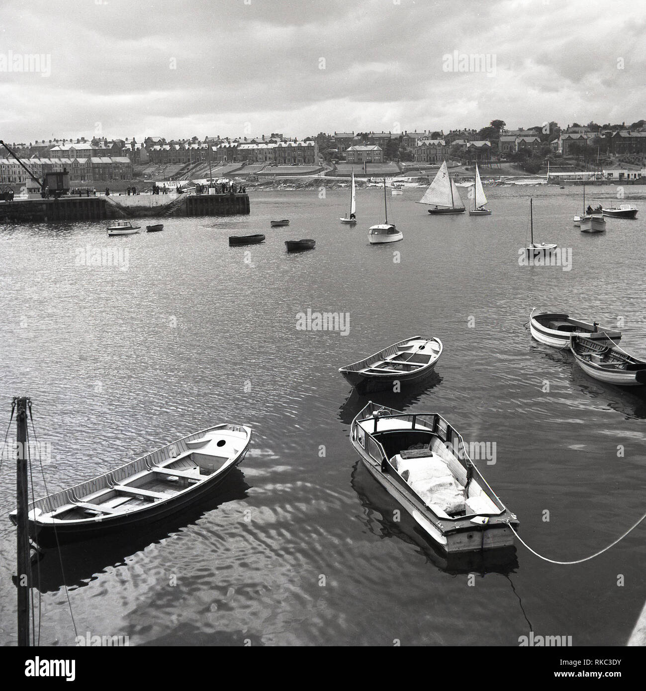 Degli anni Cinquanta, storico, una vista sul porto o la marina a Bangor, l'Irlanda del Nord mostra le barche e il paesaggio. A distanza di un segno per "Lairds Barche'. Bangor è il paese più grande del marina. Foto Stock