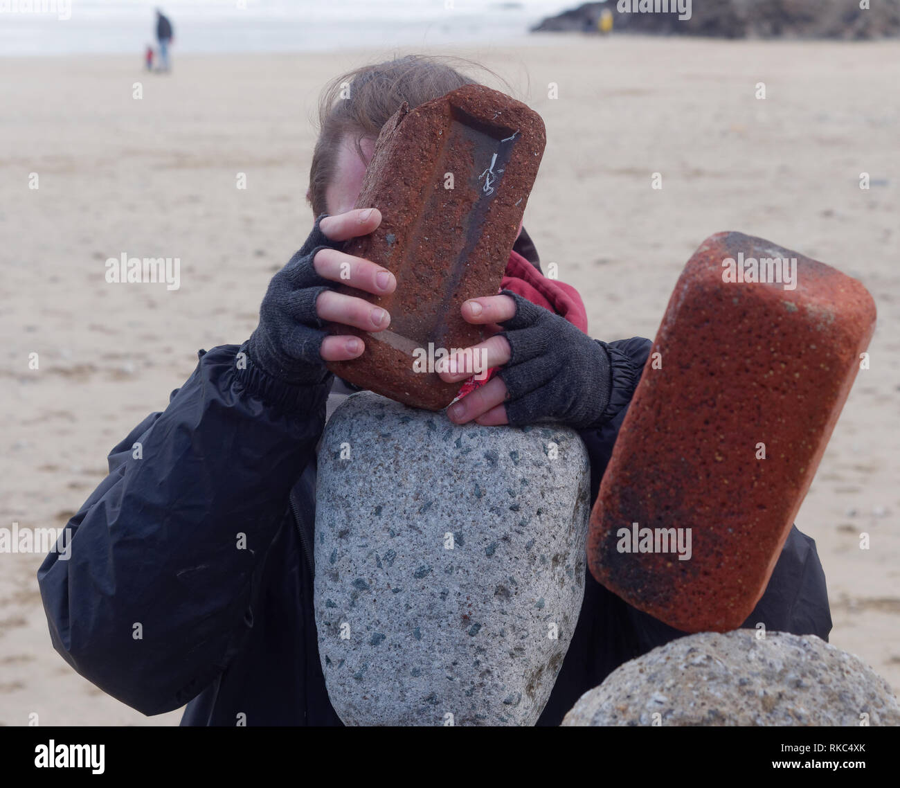 Cornovaglia del bilanciamento di pietra artista Carlos rende una visita a sorpresa a Newquay's Towan Beach. Il 10 febbraio 2019, Robert Taylor/Alamy live news.Newquay, Foto Stock